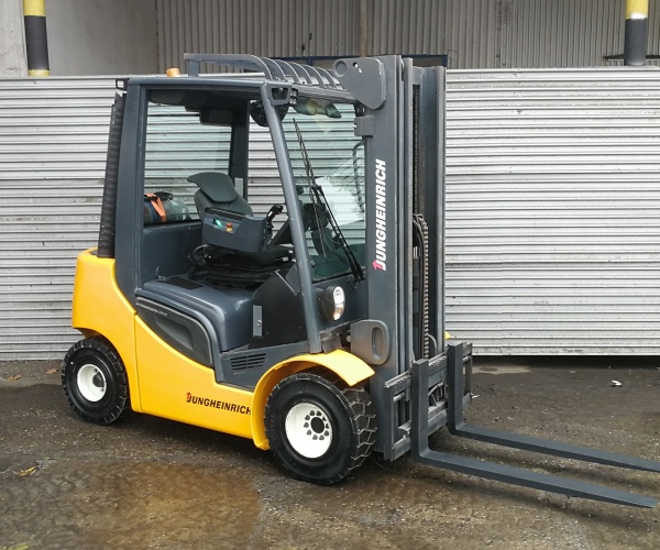 Jungheinrich 2500kg triplex 2015r  (00ab)  