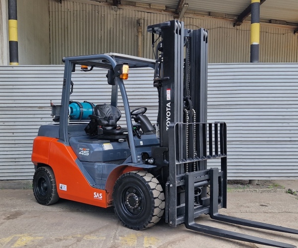 Toyota 8 4500kg triplex 2015r (5ca) 