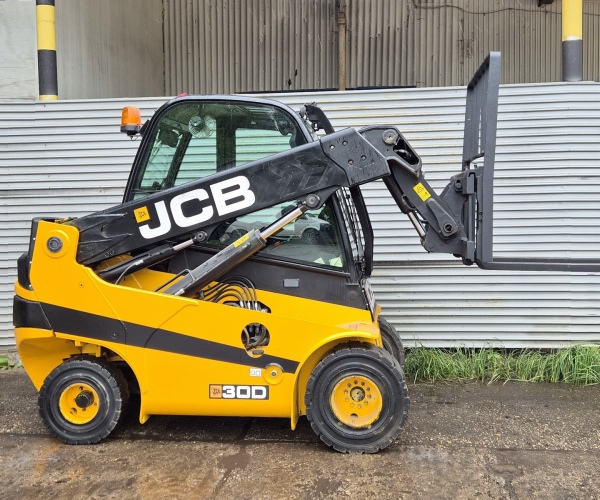 JCB 3000kg teleskopowy diesel 2018r (9dh)   