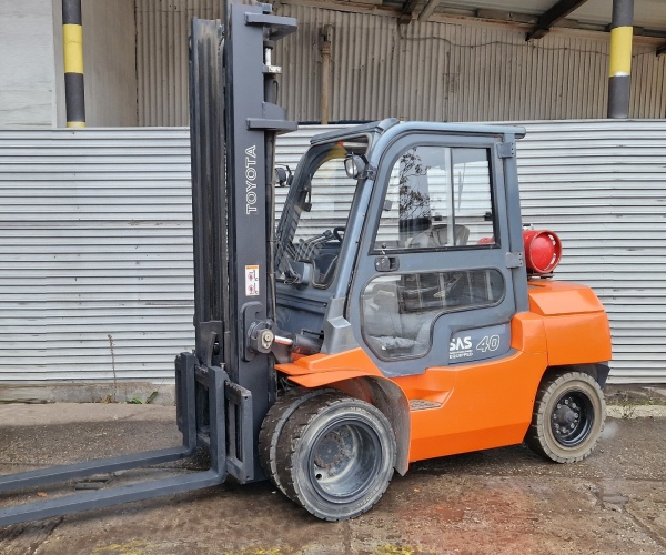 Toyota 4000kg 2012r (01cd)