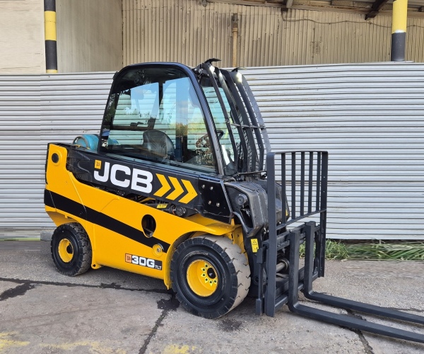 JCB 3000kg teleskopowy 2018r (01dd)   